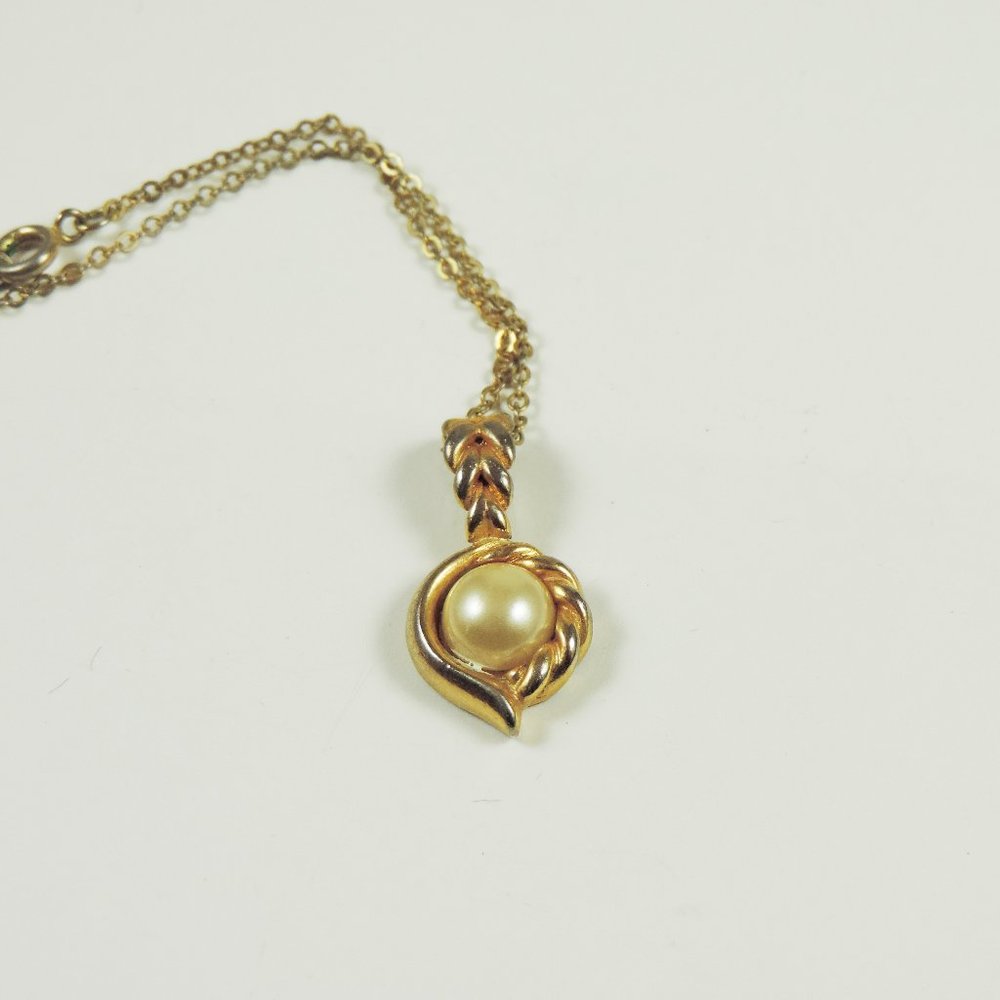 Vintage | Gold Tone Pendant Necklace